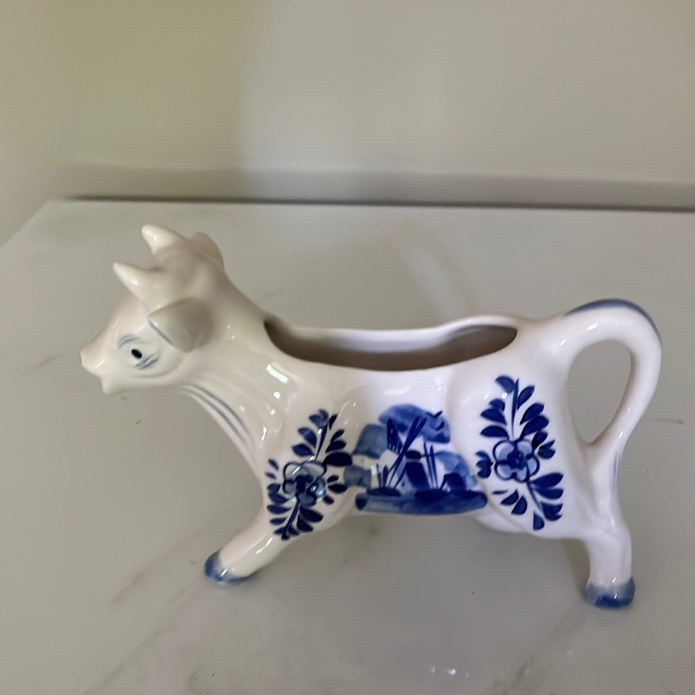 Cow shaped creamer
